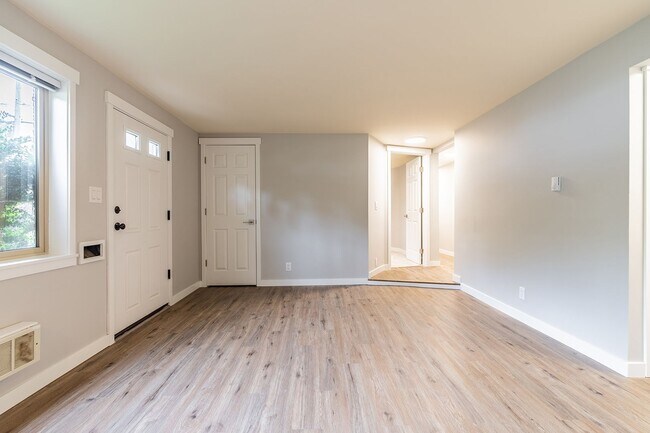 Building Photo - Charming Ballard  Daylight One Bedroom Plu...