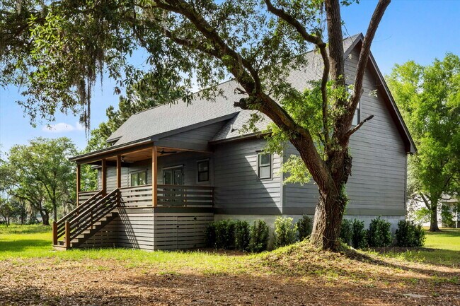 Building Photo - "Spacious 4-Bed Oasis with Guest Suite on Johns Island - Your Dream Home Awaits!"