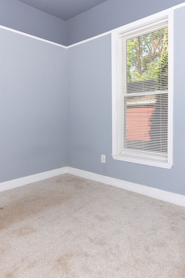 Building Photo - Spacious 4/3.5 w/ Master on Main and Fully...