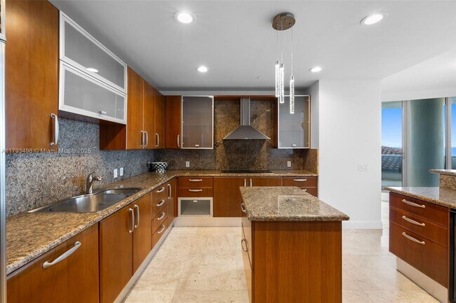 Building Photo - 5959 Collins Ave