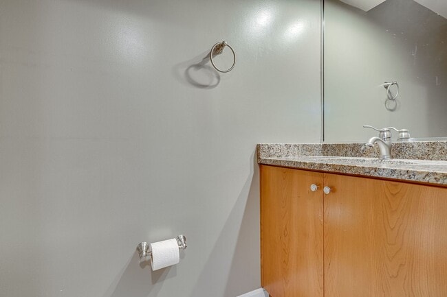 Building Photo - Fantastic townhome in Alexandria