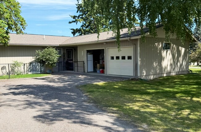 Building Photo - Beautiful Lakeside Home