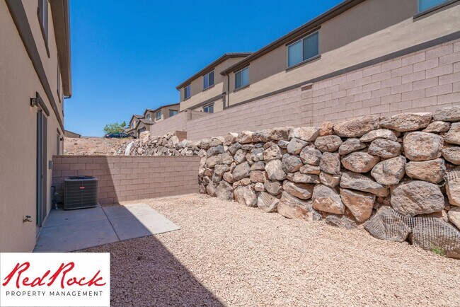 Building Photo - 4 Bedroom, 2.5 Bathroom Townhome in Hurric...