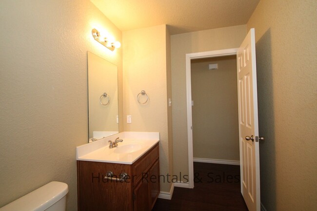 Building Photo - Spacious Two-Bedroom!