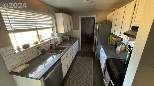 Building Photo - 5529 SE 68th Ave