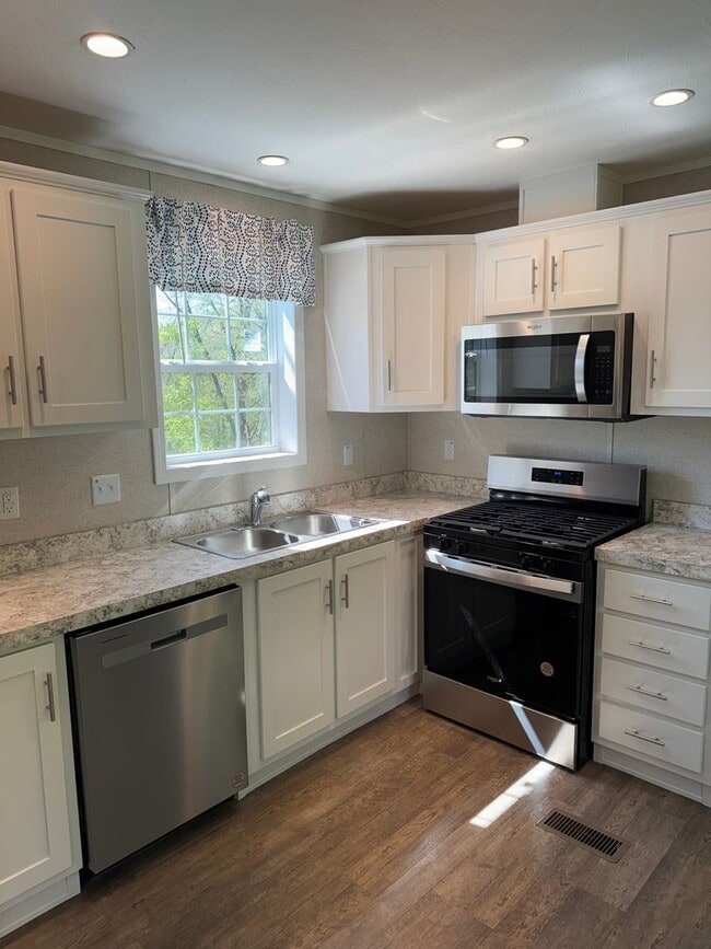 Building Photo - 465 Royal Manor Rd