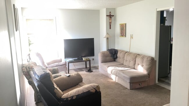Building Photo - Large Single Family House in Oakdale!! DON'T MISS!!