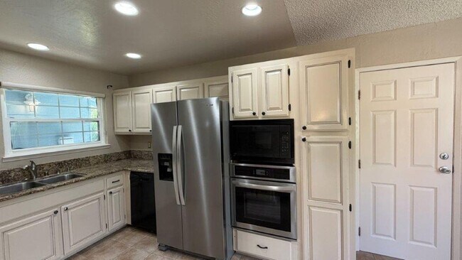 Building Photo - 3919 Almondwood Ct