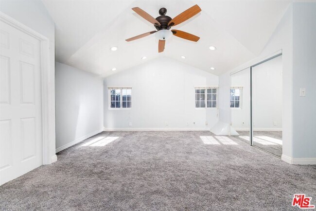 Building Photo - 1609 E Hillcrest Dr