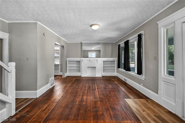 Building Photo - 906 Delia Ave