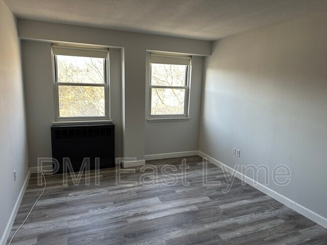 Building Photo - 292 Pequot Ave