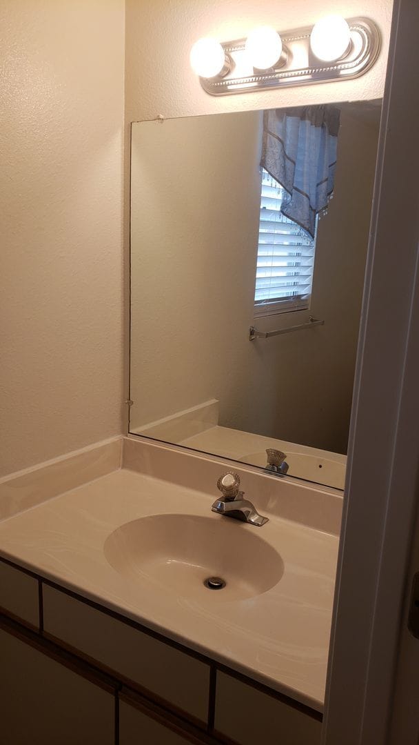 Building Photo - NICE 3 BED/2.5 BATH/2 CAR GARAGE/1590 SQ. ...