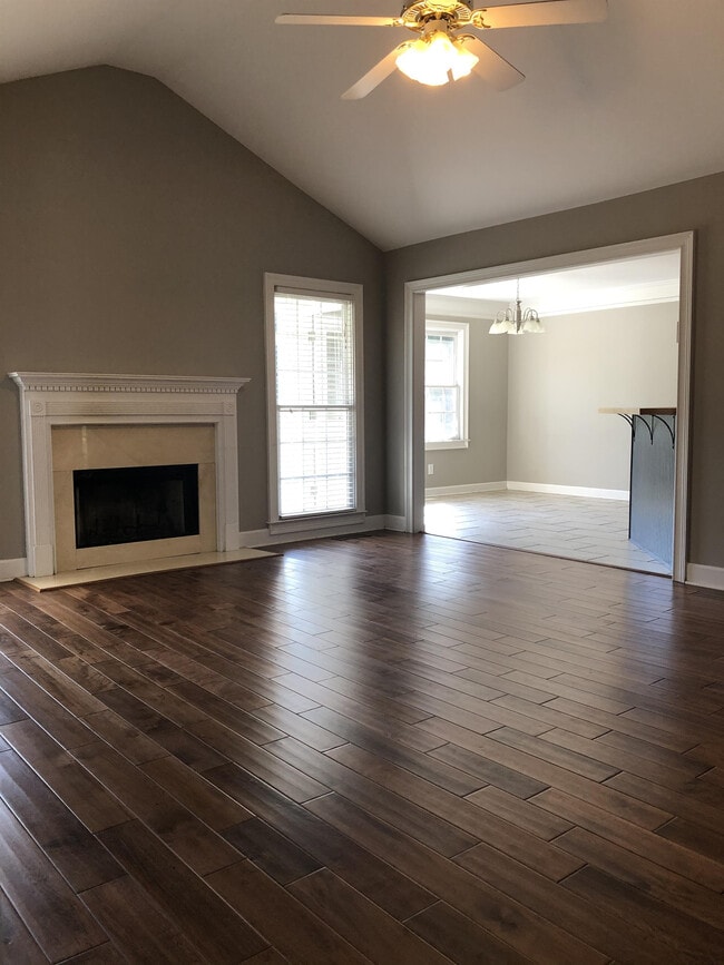 Building Photo - 1020 Joie Dr