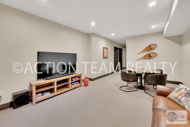 Building Photo - Beautiful Townhome in Huntsville