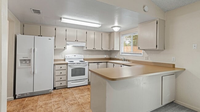 Building Photo - 2 STORY DUPLEX LOCATED IN FAIRFIELD