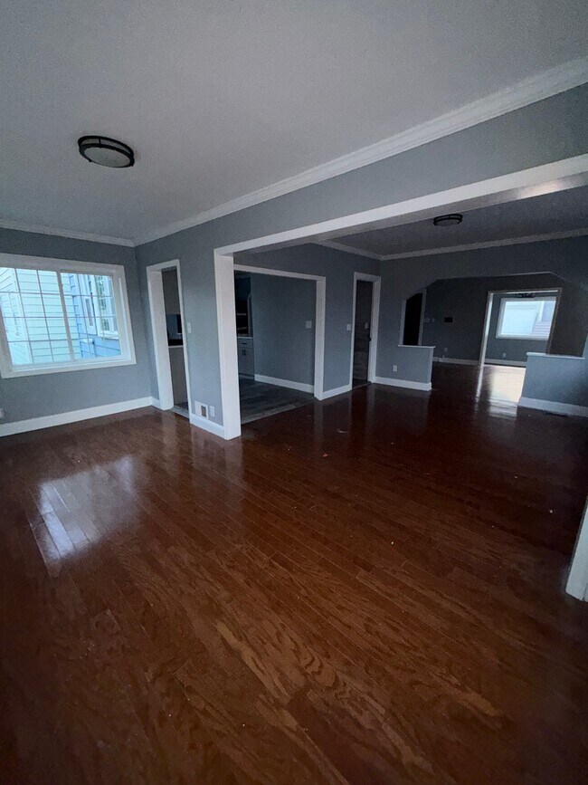 Building Photo - 1611 Bayview Ave