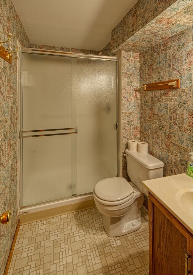 Building Photo - 3B/3B in The Shores with Finished Basement and 2 Car Garage!