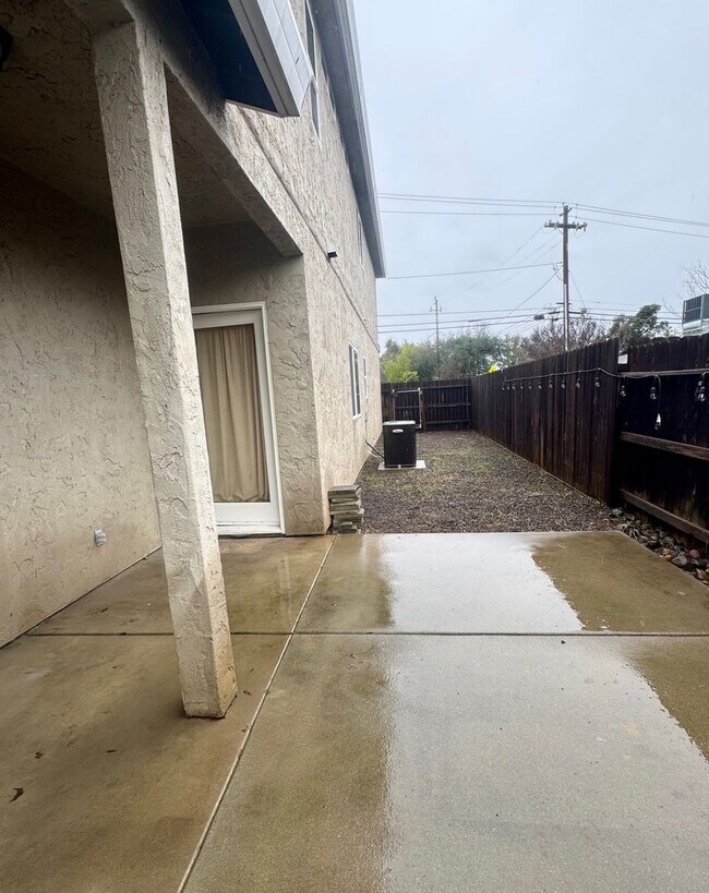 Building Photo - Fantastic 3 Bedroom, 2.5 Bath Townhouse!