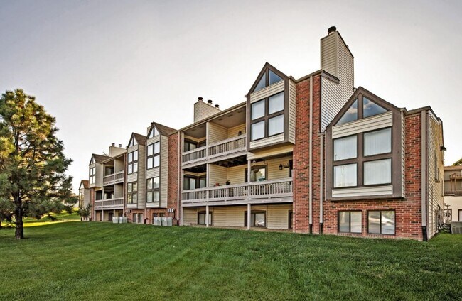 Building Photo - Large one bedroom with amazing vaulted cei...