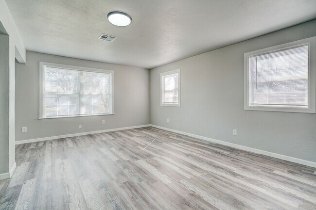 Building Photo - Move-In Ready! Beautifully Updated Home with Easy I-40 Access!