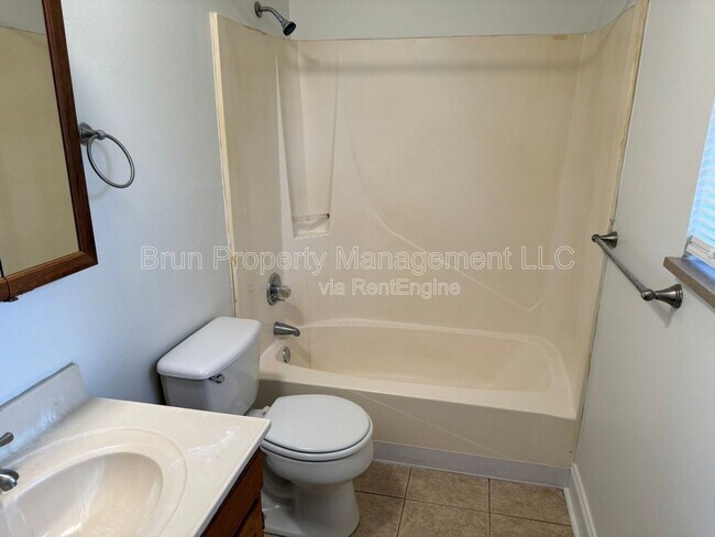 Building Photo - 11105 Lake Hills Dr