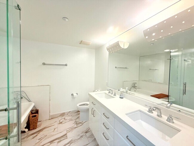 Building Photo - Fantastic 2 Bed 2 Bath Condo Partially Fur...