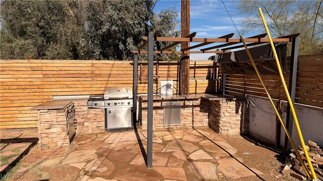 Building Photo - 1819 S Beverly Way