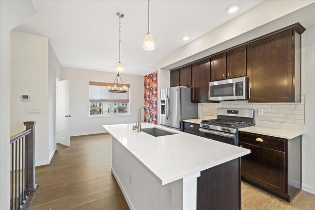 Building Photo - Beautiful, updated 3 bedroom townhome!