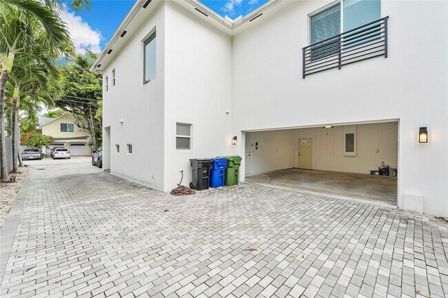 Building Photo - 825 NE 17th Way