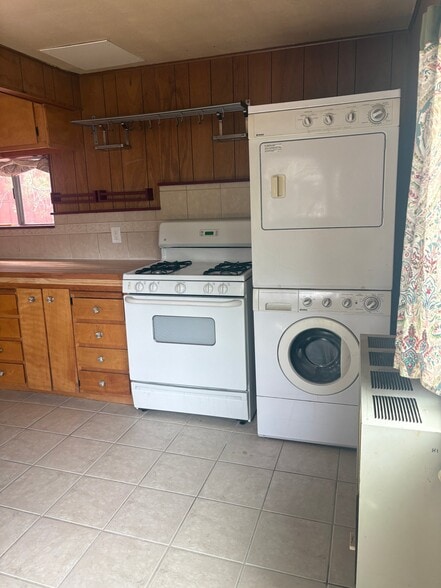 Building Photo - 26302 Lake Forest Dr