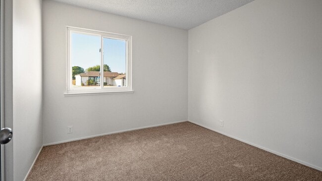 Building Photo - 4 Bedroom home with RV parking