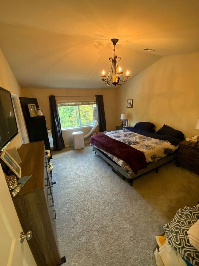 Building Photo - Puyallup Valley 4bdr 2.5bath w/ a POOL
