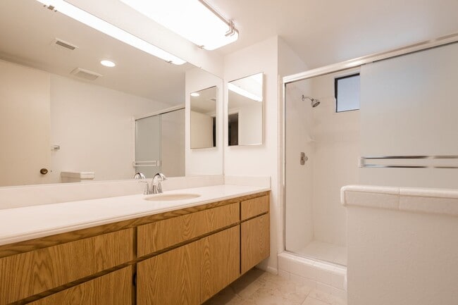 Building Photo - Single-Story 2-Bedroom Condo in Beautiful Palm Desert Resorter HOA!