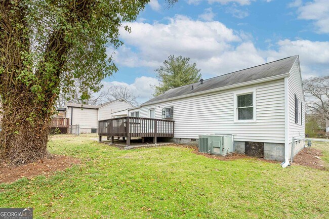 Building Photo - 8449 Fairview Dr