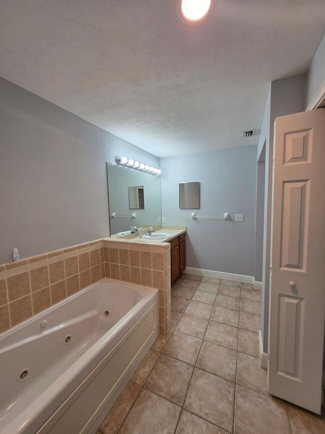 Building Photo - 3BR/3BA Two-Story Quad – Prime Location & Move-In Ready!