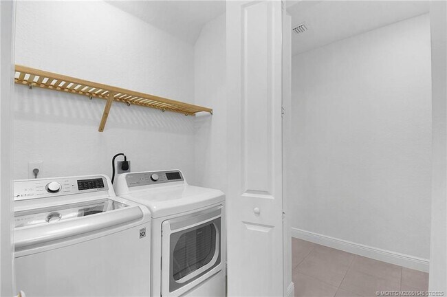 Building Photo - 4914 SW Montclair Dr