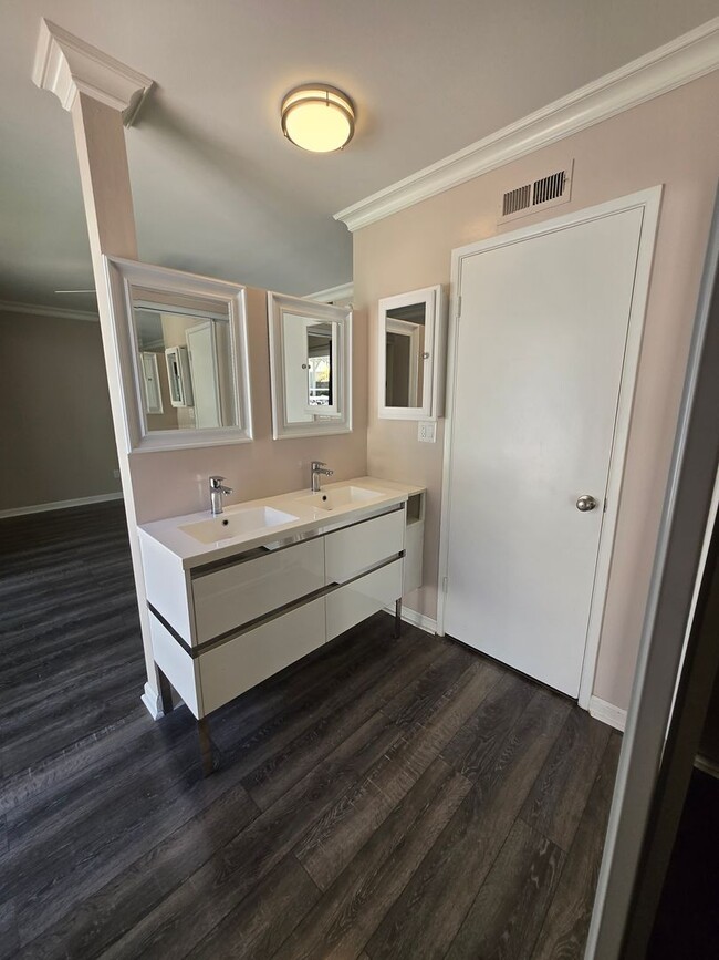 Building Photo - Spacious Northridge Family home near the N...