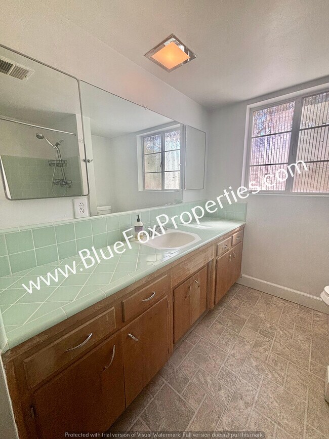 Building Photo - 3137 E Linden St