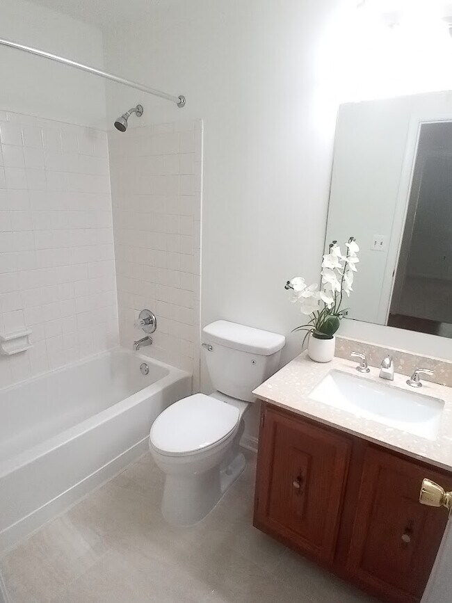 Building Photo - 7670 Southern Oak Dr