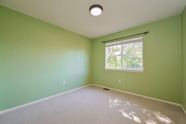 Building Photo - Spacious 4 Bed/ 3.5 Bath Home with Finishe...