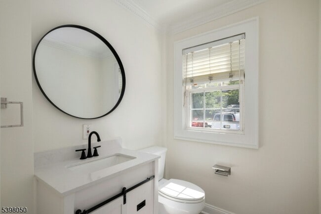 Building Photo - 16 Walnut St