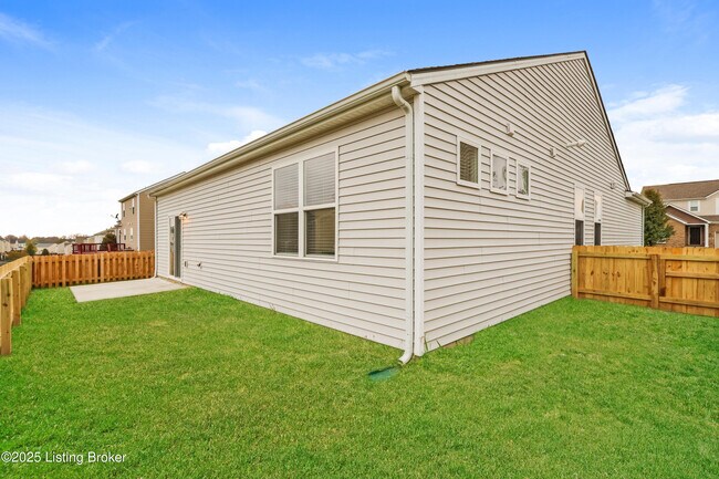 Building Photo - 6041 Edgemont Way