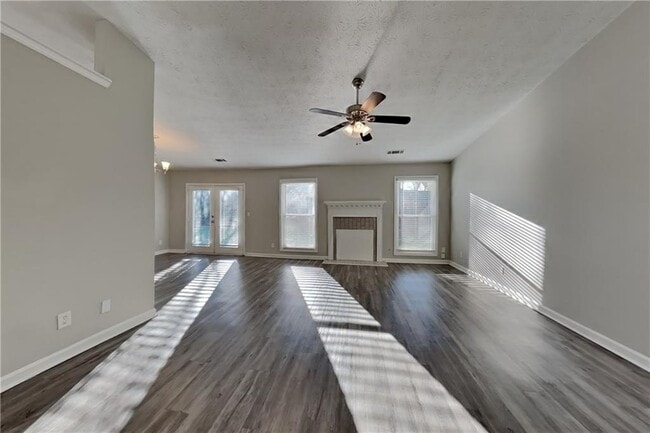 Building Photo - 645 Paris Dr