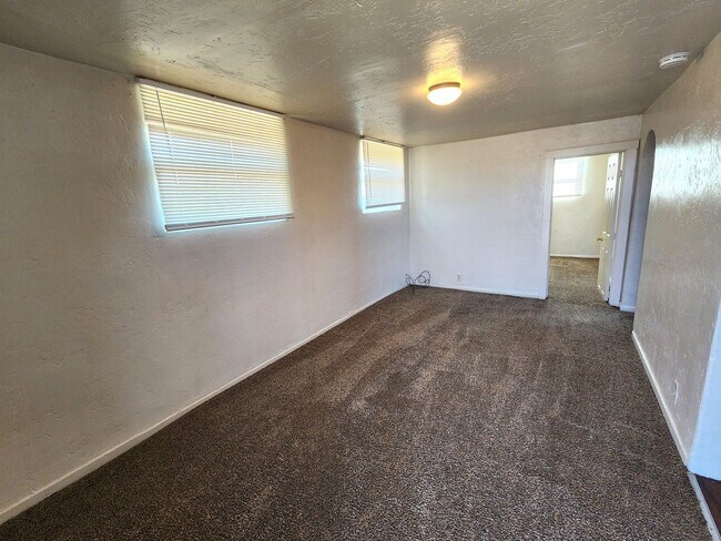 Building Photo - 1037 Brownlee Ave