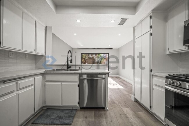 Building Photo - Unit