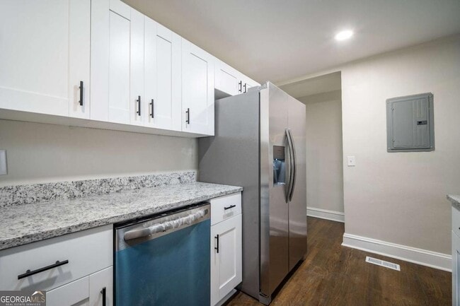 Building Photo - 2137 Delowe Dr