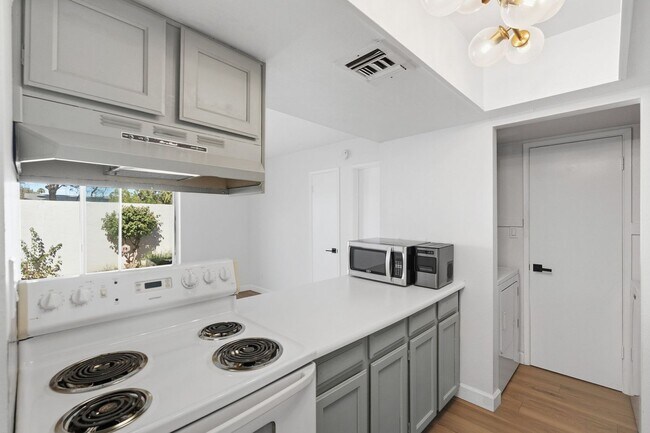 Building Photo - Short-Term Rentals OK *** Less than 2 mile...