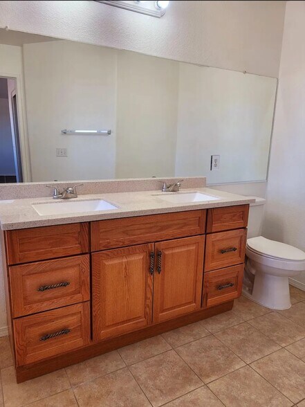 Building Photo - 11666 English Ct
