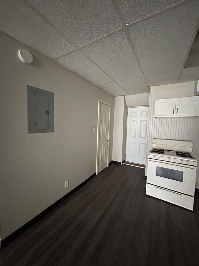 Building Photo - 105 W Emeline St