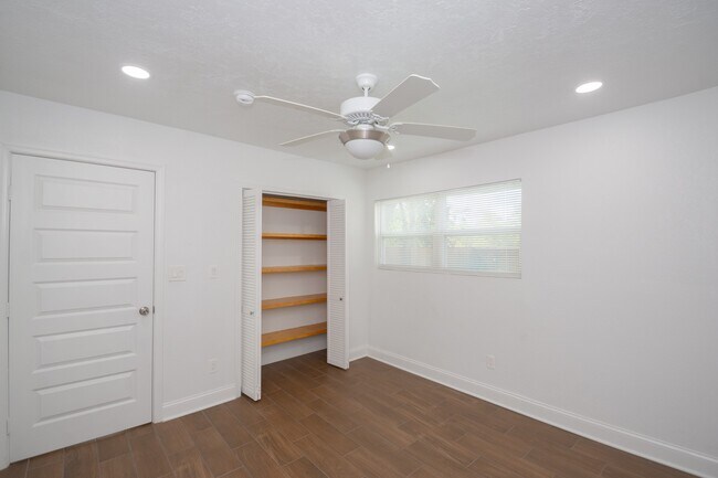 Building Photo - 1120 Mobile Dr